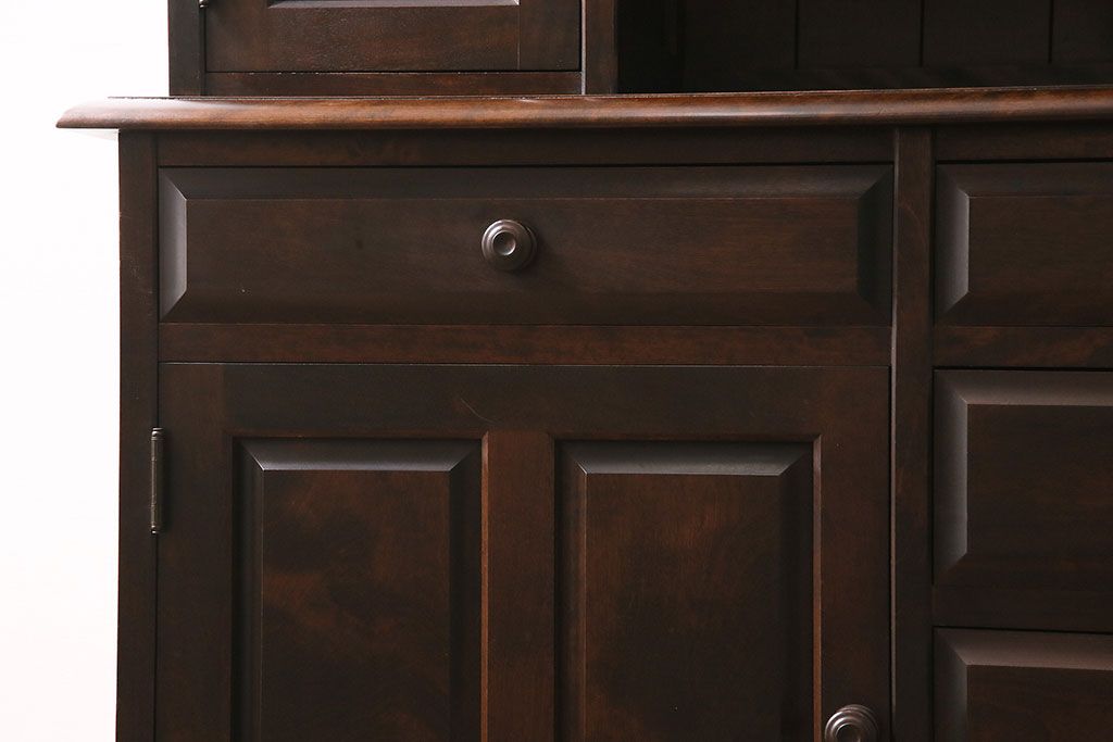 中古　北海道民芸家具　絶版品!落ち着いた色合いとクラシカルなデザインが魅力的なキャビネット(定価約50万円)(飾り棚、食器棚)(R-046972)