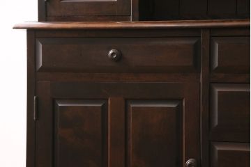 中古　北海道民芸家具　絶版品!落ち着いた色合いとクラシカルなデザインが魅力的なキャビネット(定価約50万円)(飾り棚、食器棚)(R-046972)