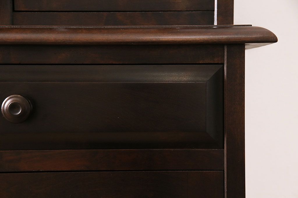 中古　北海道民芸家具　絶版品!落ち着いた色合いとクラシカルなデザインが魅力的なキャビネット(定価約50万円)(飾り棚、食器棚)(R-046972)