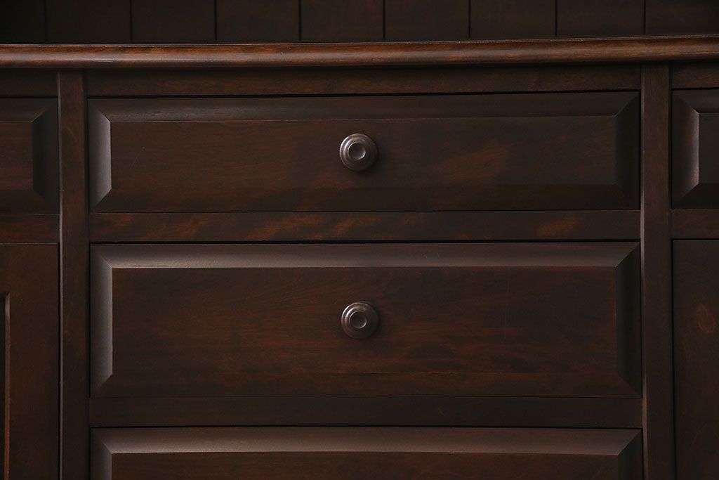 中古　北海道民芸家具　絶版品!落ち着いた色合いとクラシカルなデザインが魅力的なキャビネット(定価約50万円)(飾り棚、食器棚)(R-046972)