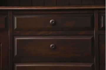 中古　北海道民芸家具　絶版品!落ち着いた色合いとクラシカルなデザインが魅力的なキャビネット(定価約50万円)(飾り棚、食器棚)(R-046972)