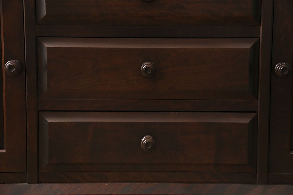 中古　北海道民芸家具　絶版品!落ち着いた色合いとクラシカルなデザインが魅力的なキャビネット(定価約50万円)(飾り棚、食器棚)(R-046972)