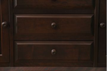 中古　北海道民芸家具　絶版品!落ち着いた色合いとクラシカルなデザインが魅力的なキャビネット(定価約50万円)(飾り棚、食器棚)(R-046972)