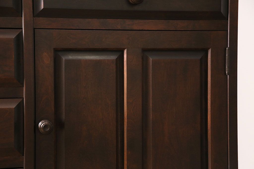 中古　北海道民芸家具　絶版品!落ち着いた色合いとクラシカルなデザインが魅力的なキャビネット(定価約50万円)(飾り棚、食器棚)(R-046972)