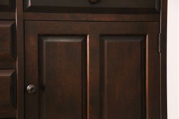 中古　北海道民芸家具　絶版品!落ち着いた色合いとクラシカルなデザインが魅力的なキャビネット(定価約50万円)(飾り棚、食器棚)(R-046972)