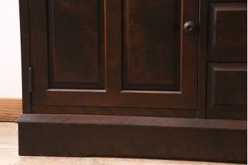 中古　北海道民芸家具　絶版品!落ち着いた色合いとクラシカルなデザインが魅力的なキャビネット(定価約50万円)(飾り棚、食器棚)(R-046972)