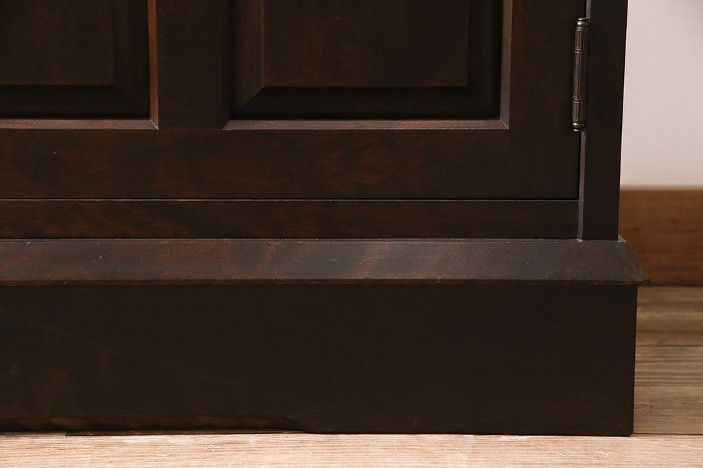 中古　北海道民芸家具　絶版品!落ち着いた色合いとクラシカルなデザインが魅力的なキャビネット(定価約50万円)(飾り棚、食器棚)(R-046972)