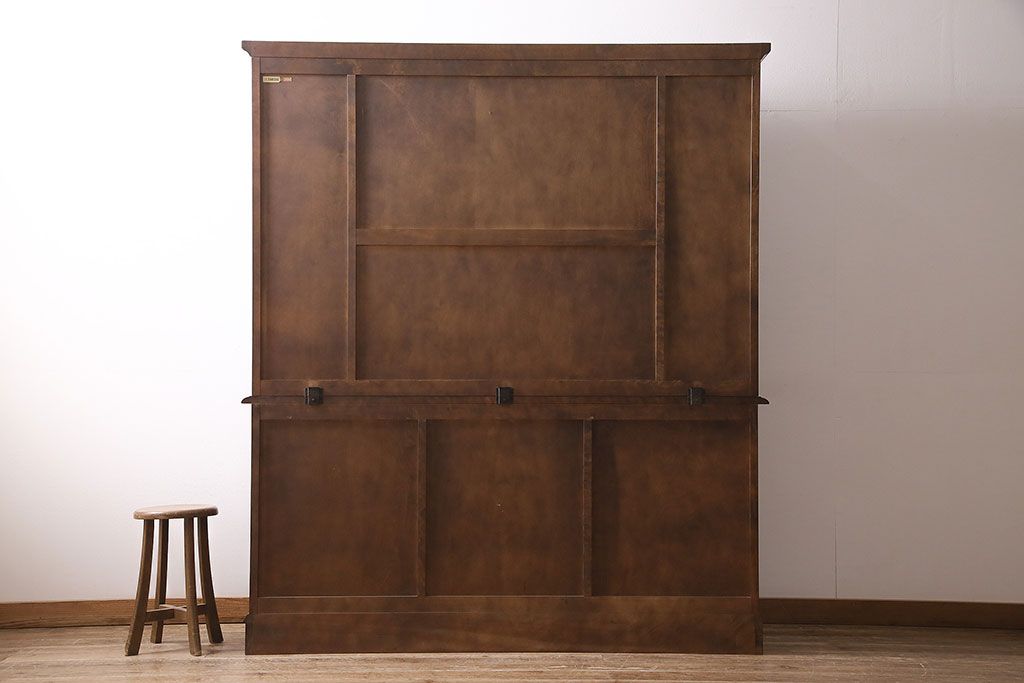 中古　北海道民芸家具　絶版品!落ち着いた色合いとクラシカルなデザインが魅力的なキャビネット(定価約50万円)(飾り棚、食器棚)(R-046972)