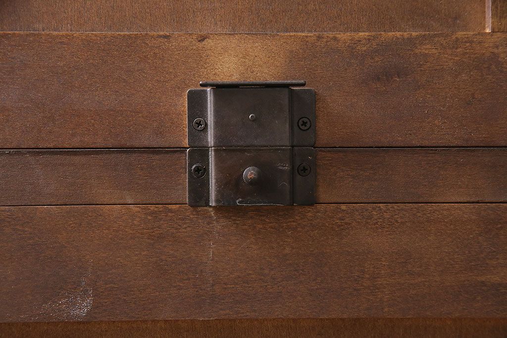 中古　北海道民芸家具　絶版品!落ち着いた色合いとクラシカルなデザインが魅力的なキャビネット(定価約50万円)(飾り棚、食器棚)(R-046972)