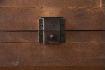 中古　北海道民芸家具　絶版品!落ち着いた色合いとクラシカルなデザインが魅力的なキャビネット(定価約50万円)(飾り棚、食器棚)(R-046972)