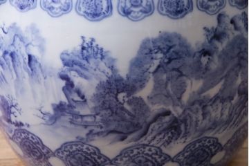 アンティーク雑貨　昭和中期　山水の図　藍色の濃淡で表現された図が魅力的な大振りの瀬戸火鉢(鉢カバー)(R-046979)