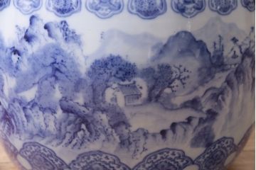 アンティーク雑貨　昭和中期　山水の図　藍色の濃淡で表現された図が魅力的な大振りの瀬戸火鉢(鉢カバー)(R-046979)
