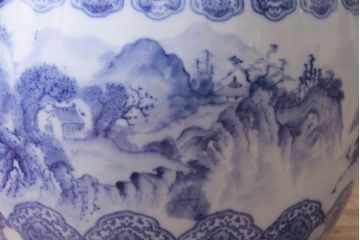 アンティーク雑貨　昭和中期　山水の図　藍色の濃淡で表現された図が魅力的な大振りの瀬戸火鉢(鉢カバー)(R-046979)