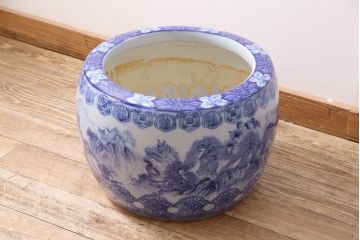 アンティーク雑貨　昭和中期　山水の図　藍色の濃淡で表現された図が魅力的な大振りの瀬戸火鉢(鉢カバー)(R-046979)