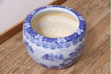 アンティーク雑貨　昭和中期　山水の図　藍色の濃淡で表現された図が魅力的な大振りの瀬戸火鉢(鉢カバー)(R-046979)