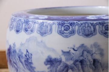 アンティーク雑貨　昭和中期　山水の図　藍色の濃淡で表現された図が魅力的な大振りの瀬戸火鉢(鉢カバー)(R-046979)