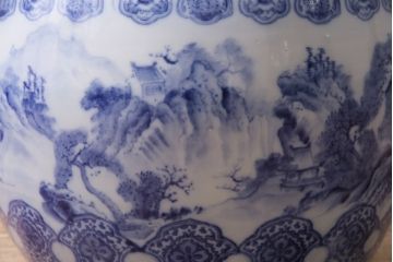アンティーク雑貨　昭和中期　山水の図　藍色の濃淡で表現された図が魅力的な大振りの瀬戸火鉢(鉢カバー)(R-046979)