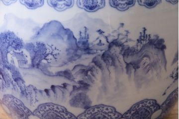 アンティーク雑貨　昭和中期　山水の図　藍色の濃淡で表現された図が魅力的な大振りの瀬戸火鉢(鉢カバー)(R-046979)