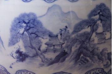 アンティーク雑貨　昭和中期　山水の図　藍色の濃淡で表現された図が魅力的な大振りの瀬戸火鉢(鉢カバー)(R-046979)