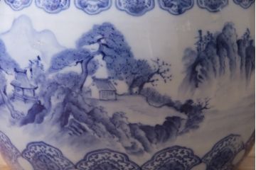 アンティーク雑貨　昭和中期　山水の図　藍色の濃淡で表現された図が魅力的な大振りの瀬戸火鉢(鉢カバー)(R-046979)