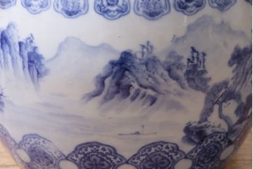 アンティーク雑貨　昭和中期　山水の図　藍色の濃淡で表現された図が魅力的な大振りの瀬戸火鉢(鉢カバー)(R-046979)