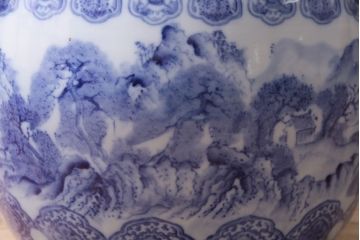 アンティーク雑貨　昭和中期　山水の図　藍色の濃淡で表現された図が魅力的な大振りの瀬戸火鉢(鉢カバー)(R-046979)