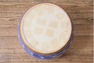 アンティーク雑貨　昭和中期　山水の図　藍色の濃淡で表現された図が魅力的な大振りの瀬戸火鉢(鉢カバー)(R-046979)