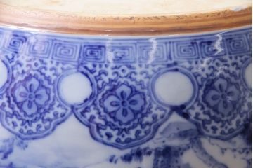 アンティーク雑貨　昭和中期　山水の図　藍色の濃淡で表現された図が魅力的な大振りの瀬戸火鉢(鉢カバー)(R-046979)
