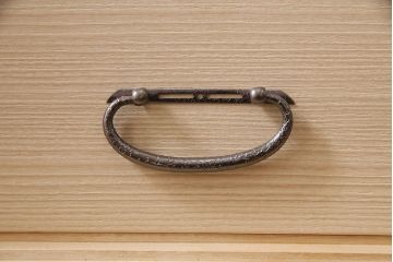 中古　伝統工芸品　衣装盆付き　品の良さを感じさせる落ち着いた色合いの加茂総桐箪笥(定価約140万円)(総桐たんす、和タンス、衣装箪笥、着物箪笥)(R-046987)