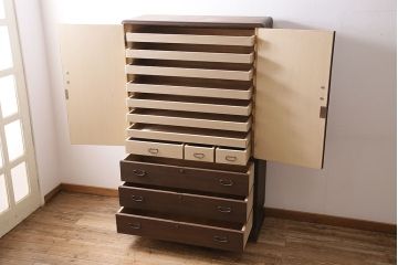 中古　伝統工芸品　衣装盆付き　品の良さを感じさせる落ち着いた色合いの加茂総桐箪笥(定価約140万円)(総桐たんす、和タンス、衣装箪笥、着物箪笥)(R-046987)