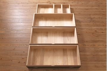 中古　伝統工芸品　衣装盆付き　品の良さを感じさせる落ち着いた色合いの加茂総桐箪笥(定価約140万円)(総桐たんす、和タンス、衣装箪笥、着物箪笥)(R-046987)