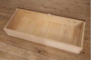 中古　伝統工芸品　衣装盆付き　品の良さを感じさせる落ち着いた色合いの加茂総桐箪笥(定価約140万円)(総桐たんす、和タンス、衣装箪笥、着物箪笥)(R-046987)