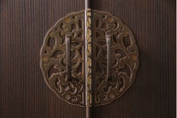 中古　伝統工芸品　衣装盆付き　品の良さを感じさせる落ち着いた色合いの加茂総桐箪笥(定価約140万円)(総桐たんす、和タンス、衣装箪笥、着物箪笥)(R-046987)