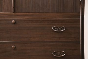 中古　伝統工芸品　衣装盆付き　品の良さを感じさせる落ち着いた色合いの加茂総桐箪笥(定価約140万円)(総桐たんす、和タンス、衣装箪笥、着物箪笥)(R-046987)