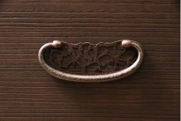 中古　伝統工芸品　衣装盆付き　品の良さを感じさせる落ち着いた色合いの加茂総桐箪笥(定価約140万円)(総桐たんす、和タンス、衣装箪笥、着物箪笥)(R-046987)