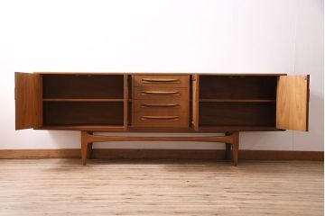 ヴィンテージ家具　北欧ビンテージ　G-PLAN(ジープラン)　Fresco(フレスコ)　幅広サイズのサイドボード(収納棚)(R-046988)