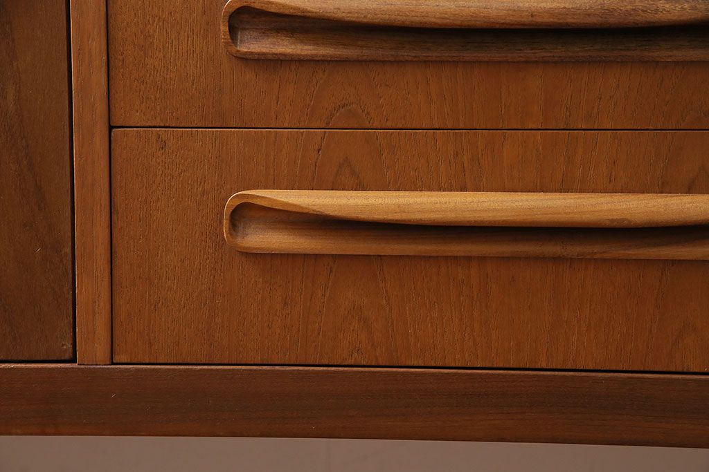 ヴィンテージ家具　北欧ビンテージ　G-PLAN(ジープラン)　Fresco(フレスコ)　幅広サイズのサイドボード(収納棚)(R-046988)