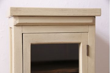 アンティーク家具　昭和初期　ペイント　幅狭タイプが珍しい!レトロなガラス戸棚(キャビネット、収納棚)(R-046990)