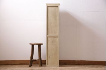 アンティーク家具　昭和初期　ペイント　幅狭タイプが珍しい!レトロなガラス戸棚(キャビネット、収納棚)(R-046990)