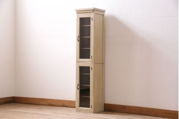 アンティーク家具　昭和初期　ペイント　幅狭タイプが珍しい!レトロなガラス戸棚(キャビネット、収納棚)(R-046990)