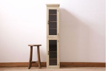 アンティーク家具　昭和初期　ペイント　幅狭タイプが珍しい!レトロなガラス戸棚(キャビネット、収納棚)(R-046990)