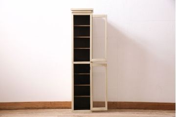 アンティーク家具　昭和初期　ペイント　幅狭タイプが珍しい!レトロなガラス戸棚(キャビネット、収納棚)(R-046990)