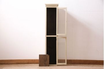 アンティーク家具　昭和初期　ペイント　幅狭タイプが珍しい!レトロなガラス戸棚(キャビネット、収納棚)(R-046990)