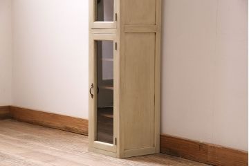 アンティーク家具　昭和初期　ペイント　幅狭タイプが珍しい!レトロなガラス戸棚(キャビネット、収納棚)(R-046990)