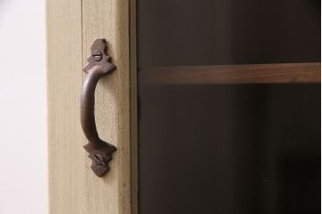アンティーク家具　昭和初期　ペイント　幅狭タイプが珍しい!レトロなガラス戸棚(キャビネット、収納棚)(R-046990)