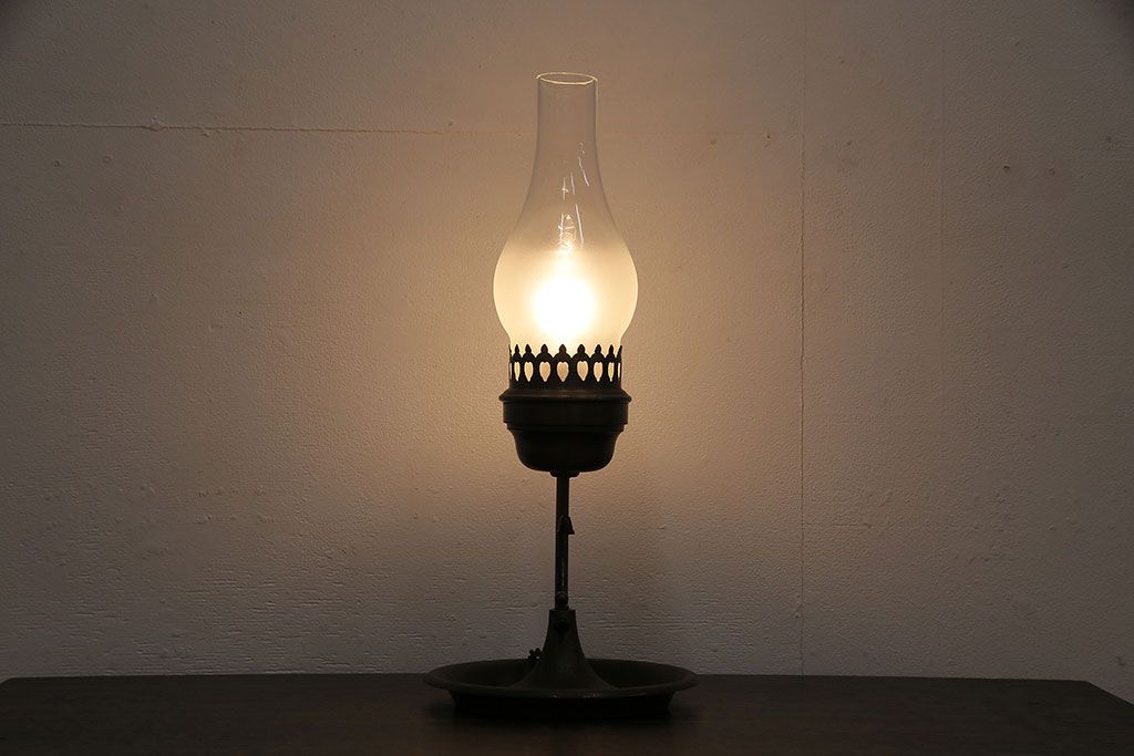 アンティーク照明　レトロな雰囲気を高めるオイルランプ型のテーブルランプ(卓上照明、スタンドライト)(R-046991)