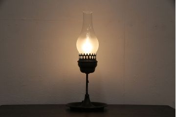 アンティーク照明　レトロな雰囲気を高めるオイルランプ型のテーブルランプ(卓上照明、スタンドライト)(R-046991)