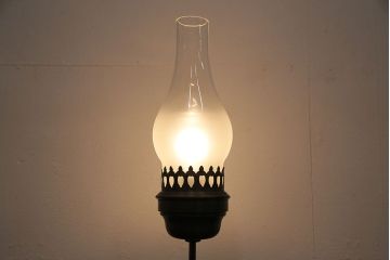 アンティーク照明　レトロな雰囲気を高めるオイルランプ型のテーブルランプ(卓上照明、スタンドライト)(R-046991)