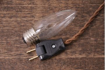 アンティーク照明　レトロな雰囲気を高めるオイルランプ型のテーブルランプ(卓上照明、スタンドライト)(R-046991)