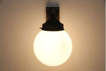 レトロ照明　ころんとしたフォルムと波千鳥の透かし彫りが愛らしいウォールランプ(壁掛け照明、壁付け照明)(R-046995)